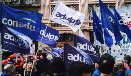 Docentes universitarios de La Plata: una asamblea convocada como coartada para firmar la entrega