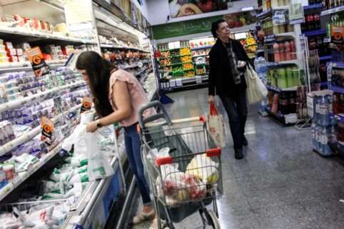 Milei y "la gente que no llega a fin de mes": se hunde el consumo, crece el tarjeteo en el super