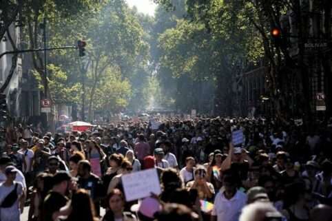 Crece la bronca, todos a la calle