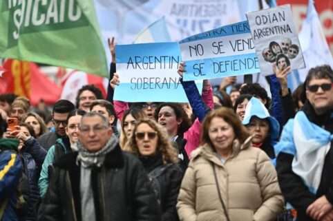 Una multitud rechazó en Congreso la ley de inviabilidad de la propiedad privada capitalista, a pesar de la represión