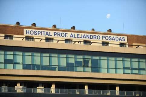 Milei cobra la atención a los extranjeros, mientras ajusta a los hospitales