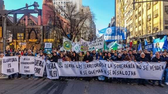 Enorme marcha en rechazo a la ley de extranjerización de la tierra en Córdoba