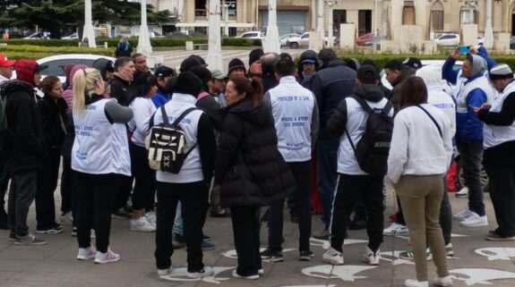 Azul: los trabajadores del frigorífico de Cacharí continúan su reclamo