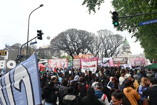 Importante movilización en defensa de la educación pública y contra el DNU de Milei