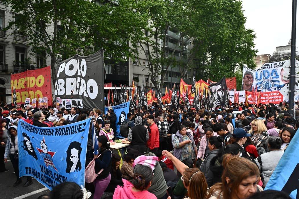 Enorme movilización en defensa de la educación pública y contra el DNU de Milei