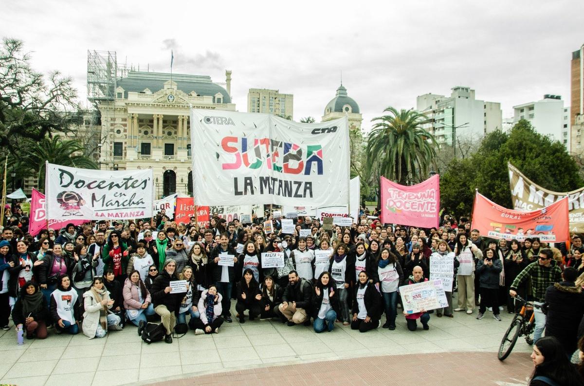 Paros docentes rechazan el aumento del 6% y ponen en crisis toda la paritaria estatal de Kicillof