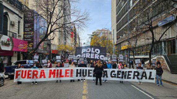 "Columna del partido obrero en una marcha con una pancarta que dice'fuera Milei, huelga general'"