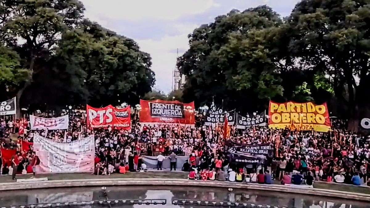 Miles de personas copan la plaza independencia de Mendoza contra el FMI