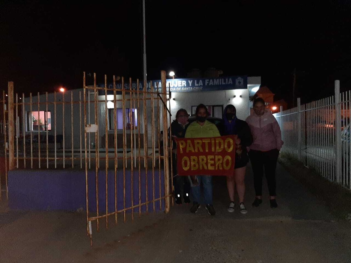 compañeras del PdT acompañando a la victima a la comisaria de la mujer.