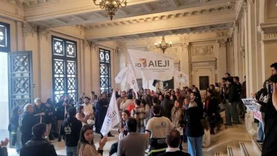 Histórica lucha de judiciales de Córdoba desafía el ajuste salarial de Llaryora