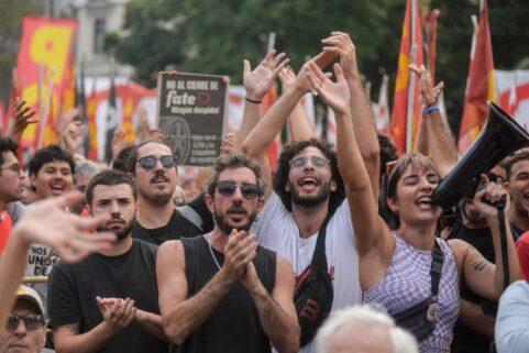 "Compañeros y compañeras de la juventud del partido obrero en el acto unitario del frente de izquierda el primero de mayo del 2026" "Compañeros y compañeras de la juventud del partido obrero en el acto unitario del frente de izquierda el primero de mayo del 2026"