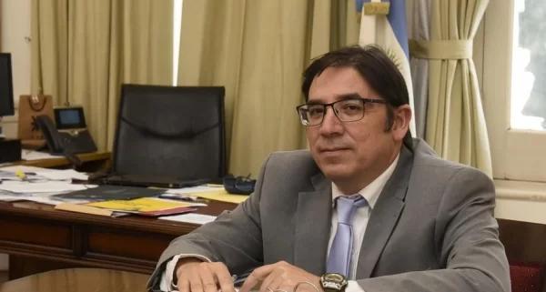 "Alejandro Álvarez, subsecretario de Políticas Universitarias de la Nación en su oficina." "Alejandro Álvarez, subsecretario de Políticas Universitarias de la Nación en su oficina."