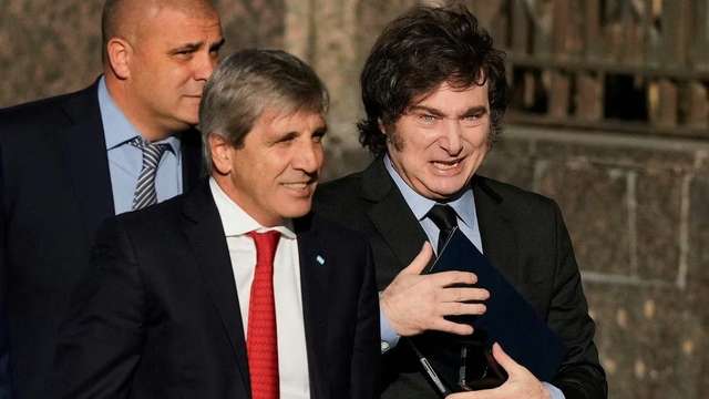 Milei defiende a Caputo mientras entrega el país al FMI