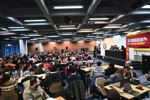 "Militantes del partido obrero debatiendo en el 30° congreso" "Militantes del partido obrero debatiendo en el 30° congreso"
