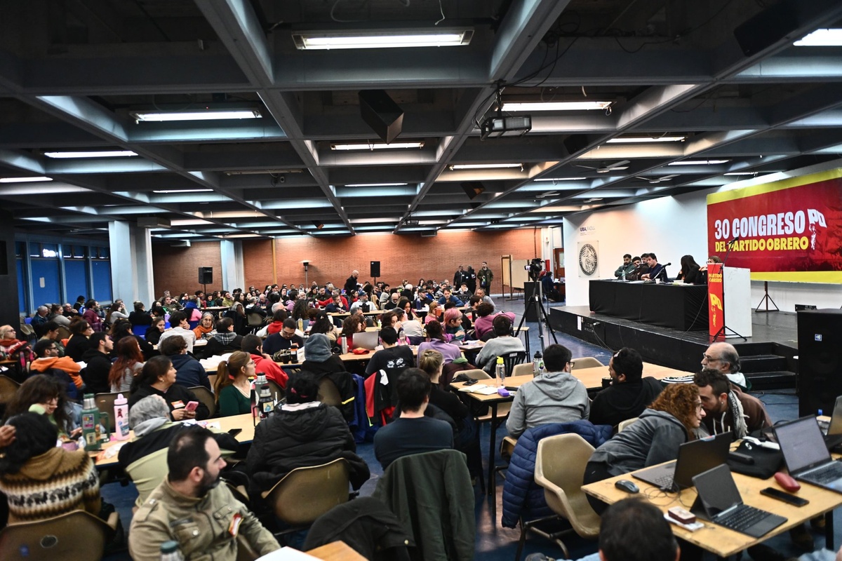 "Militantes del partido obrero debatiendo en el 30° congreso" "Militantes del partido obrero debatiendo en el 30° congreso"