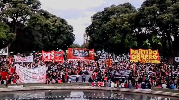 Miles de personas copan la plaza independencia de Mendoza contra el FMI Miles de personas copan la plaza independencia de Mendoza contra el FMI