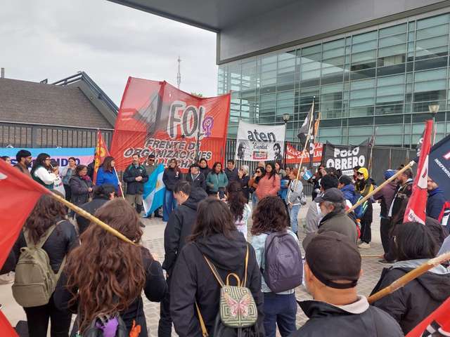 Suspenden el juicio persecutorio contra cinco compañeros del Polo Obrero y el FOL en Neuquén