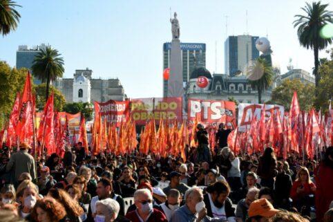 "Acto del Frente de Izquierda. Se puede ver a una gran multitud y de fondo banderas mayoritariamente rojas, amarillas y blancas del PO, MST, Izquierda Socialista y el PTS" "Acto del Frente de Izquierda. Se puede ver a una gran multitud y de fondo banderas mayoritariamente rojas, amarillas y blancas del PO, MST, Izquierda Socialista y el PTS"