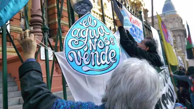 Le venden Aysa a la casta para pagar la deuda externa