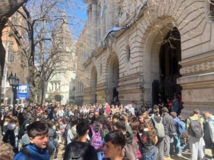 La toma del CNBA arranca un acta de compromiso a las autoridades