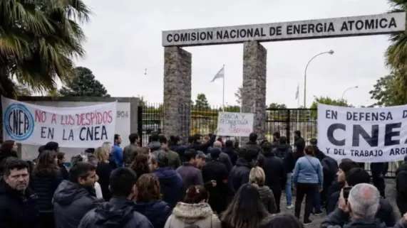 ¿Qué hay detrás del vaciamiento de la CNEA?