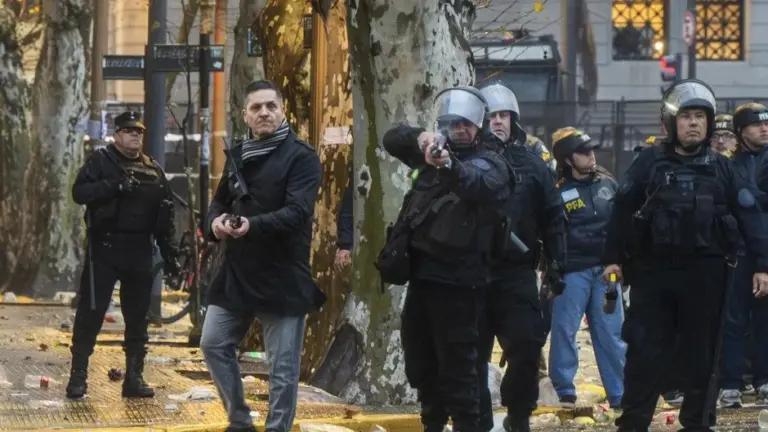 Tras la represión ilegal en Congreso, el gobierno persigue a manifestantes y organizaciones que denunciaron la ley de entrega
