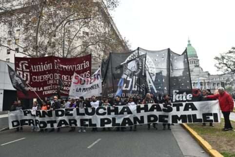 "Hasta derrotar a Milei": el sindicalismo combativo marchó en una columna independiente de la CGT y la CTA