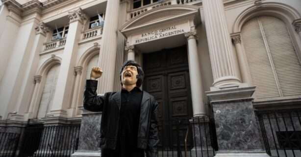 Los "grilletes" del Banco Central para pagar la deuda