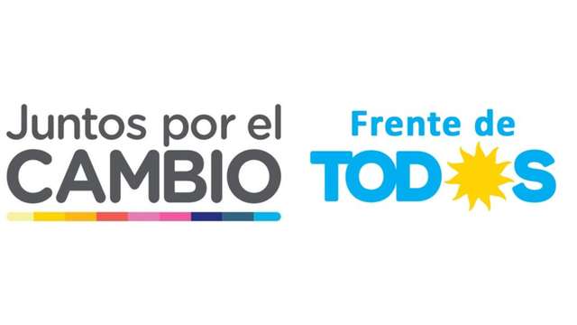 "Logotipos de las coaliciones políticas argentinas Juntos por el Cambio y Frente de Todos. A la izquierda, el texto 'Juntos por el Cambio' con una línea multicolor debajo. A la derecha, el texto 'Frente de TODOS' en azul, donde la letra 'O' es reemplazada por un sol amarillo."