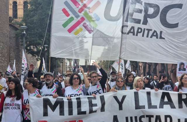 Docentes y preceptores de Córdoba exigen la anulación del Memo 13 que implica sobrecarga laboral